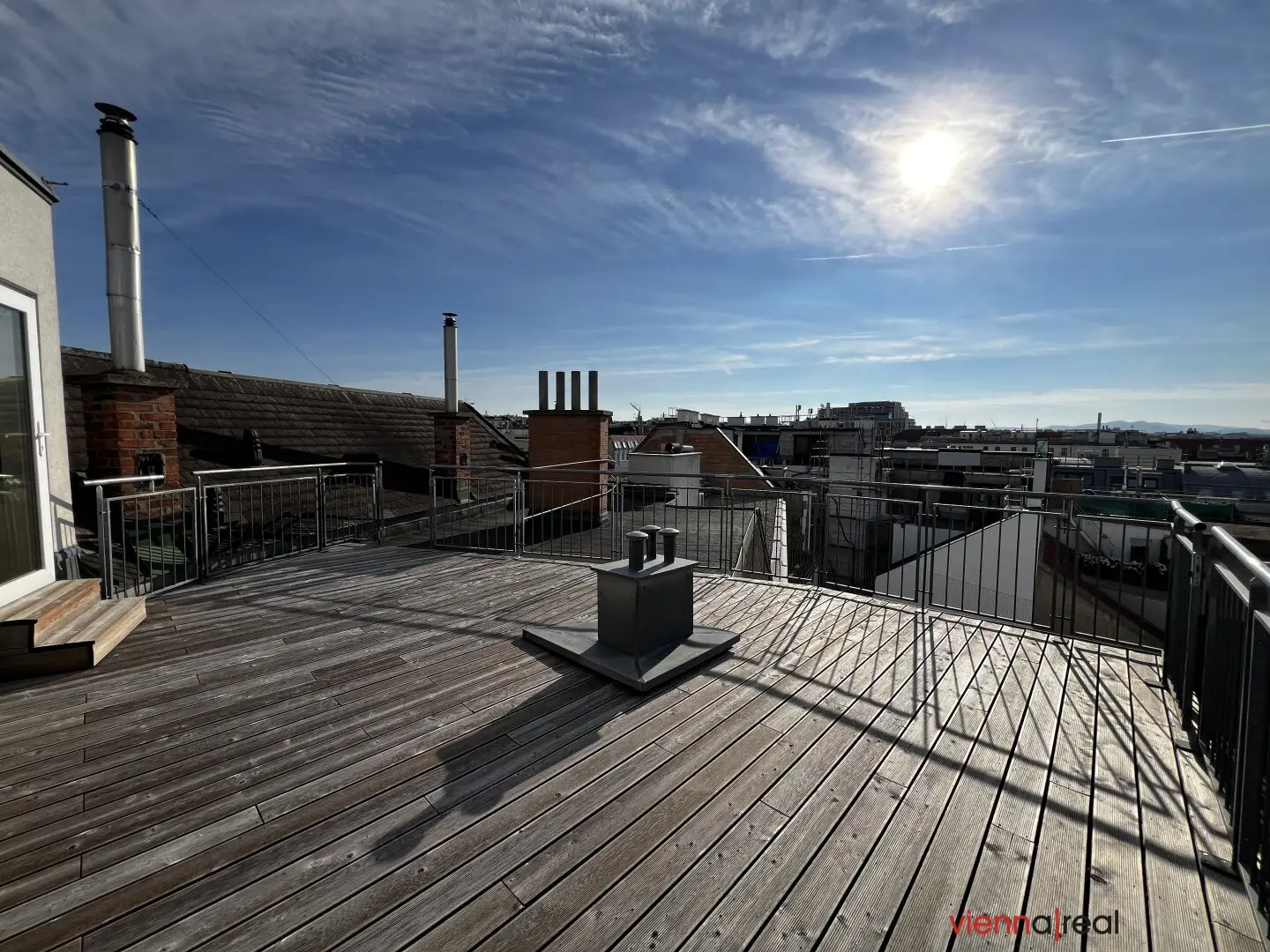 3-Zimmer Dachgeschosswohnung mit separater Küche, 35 m2 Dachterrasse, Abstellraum und Kellerabteil