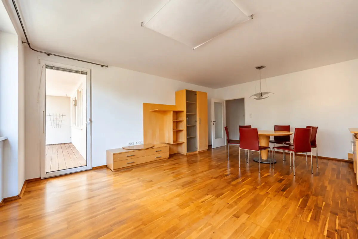 Helles, modernes Wohnzimmer mit Essbereich