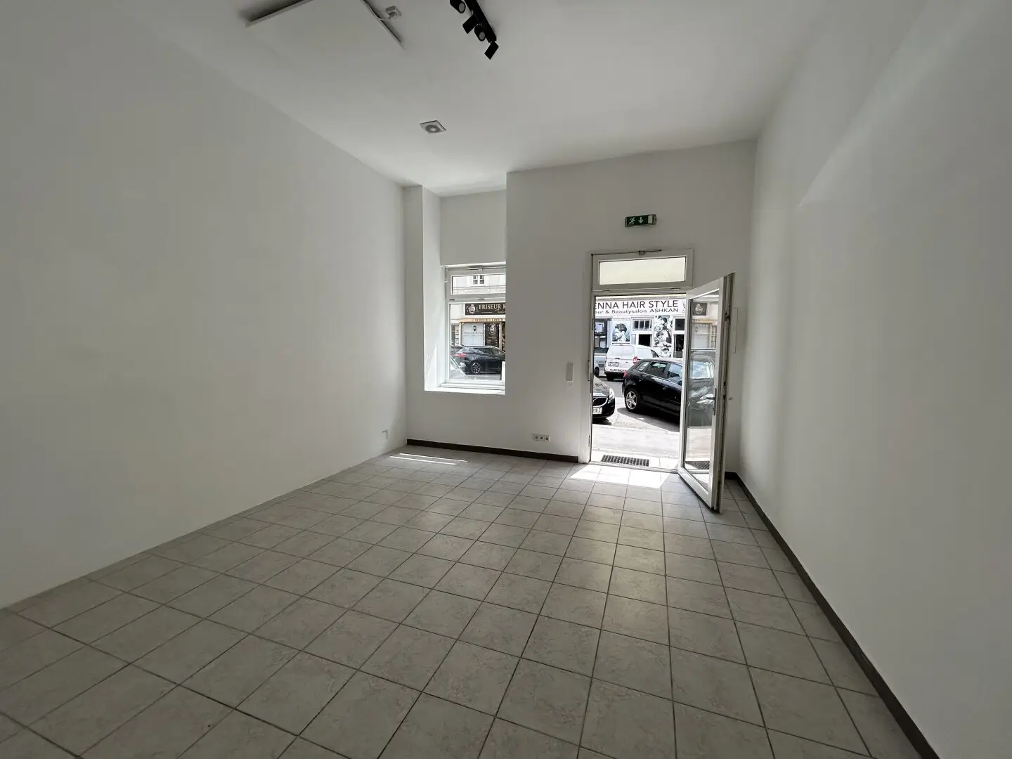 Commercial property with 6.5 rooms and street-side access