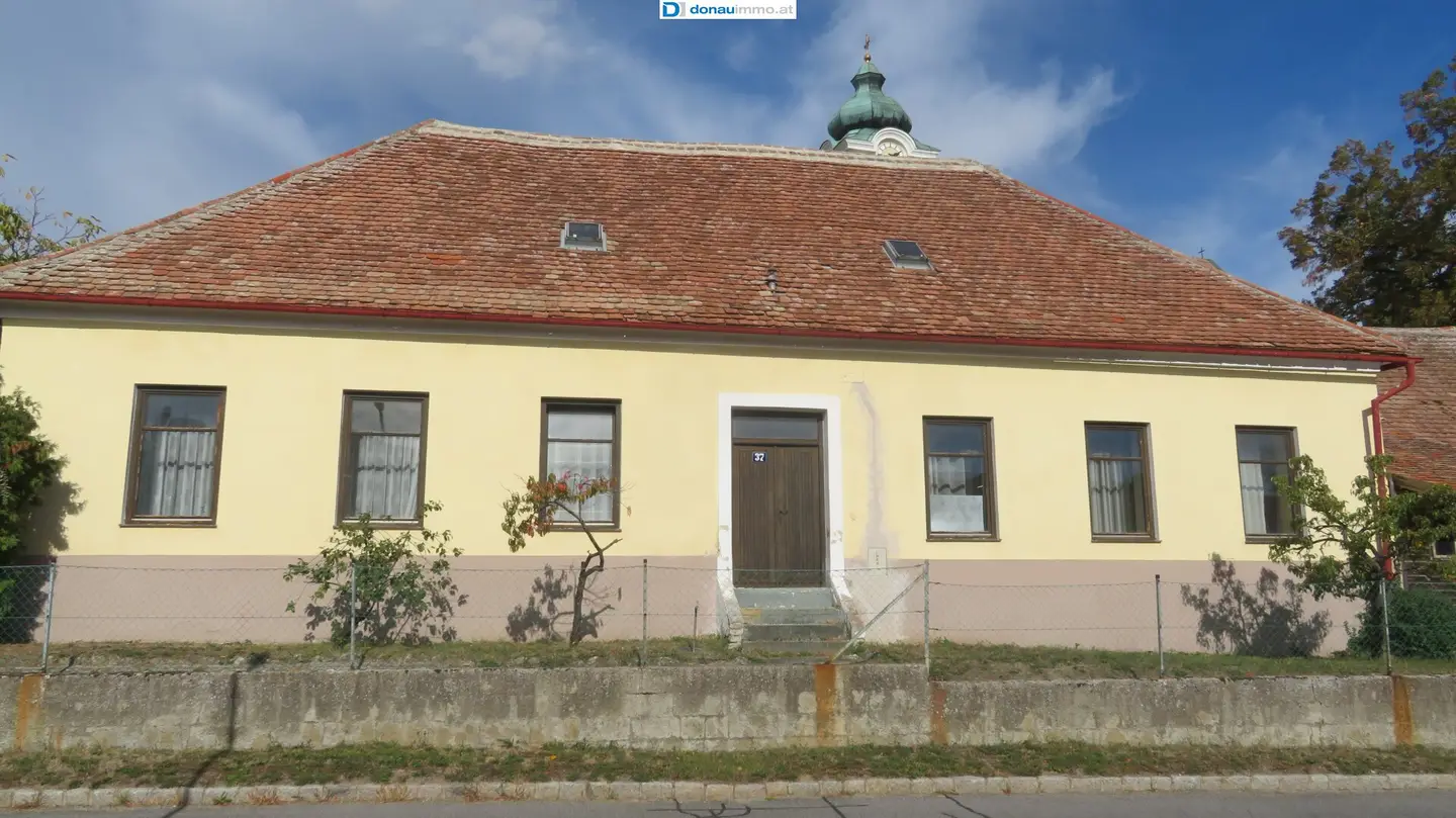3730 Roggendorf: Historisches, ehemaliges Schulgebäude (Baujahr 1811) mit Grünlandflächen