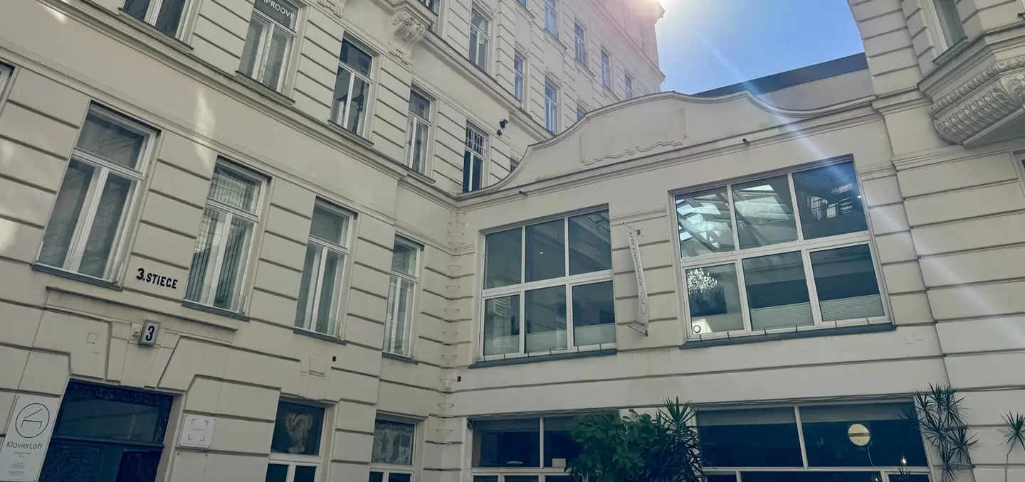 Helle Loftwohnung mit hohen Räumen und Lift