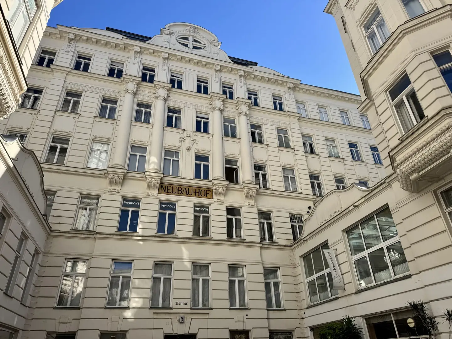 Offen gestaltete Loftwohnung mit hoher Raumhöhe und Lift