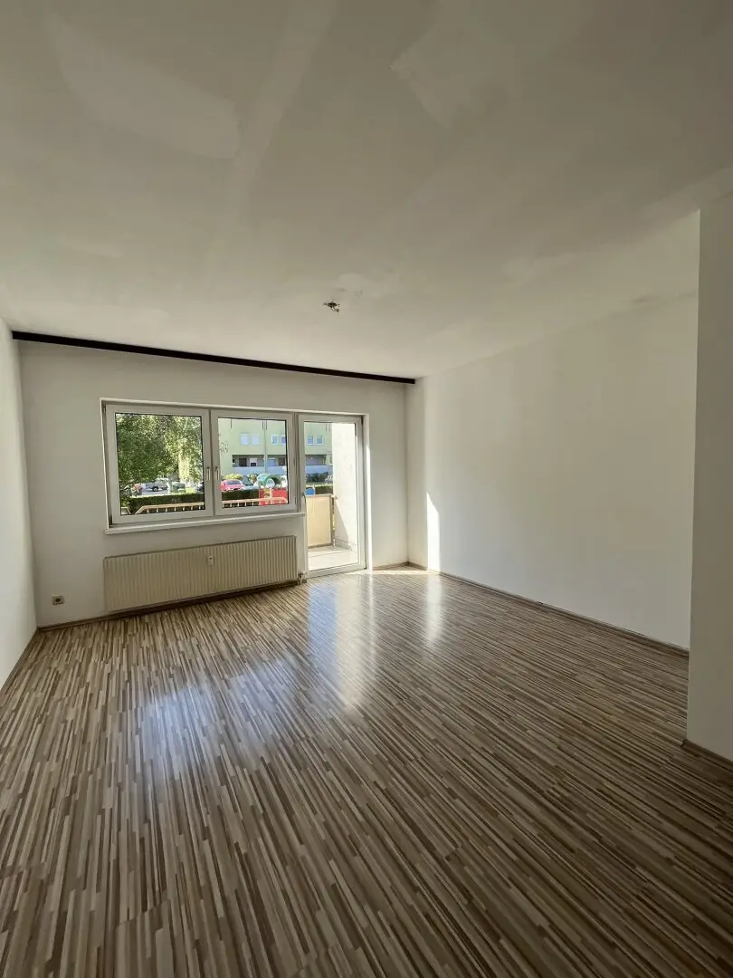 Large 3-room apartment with loggia and parking space in Enns