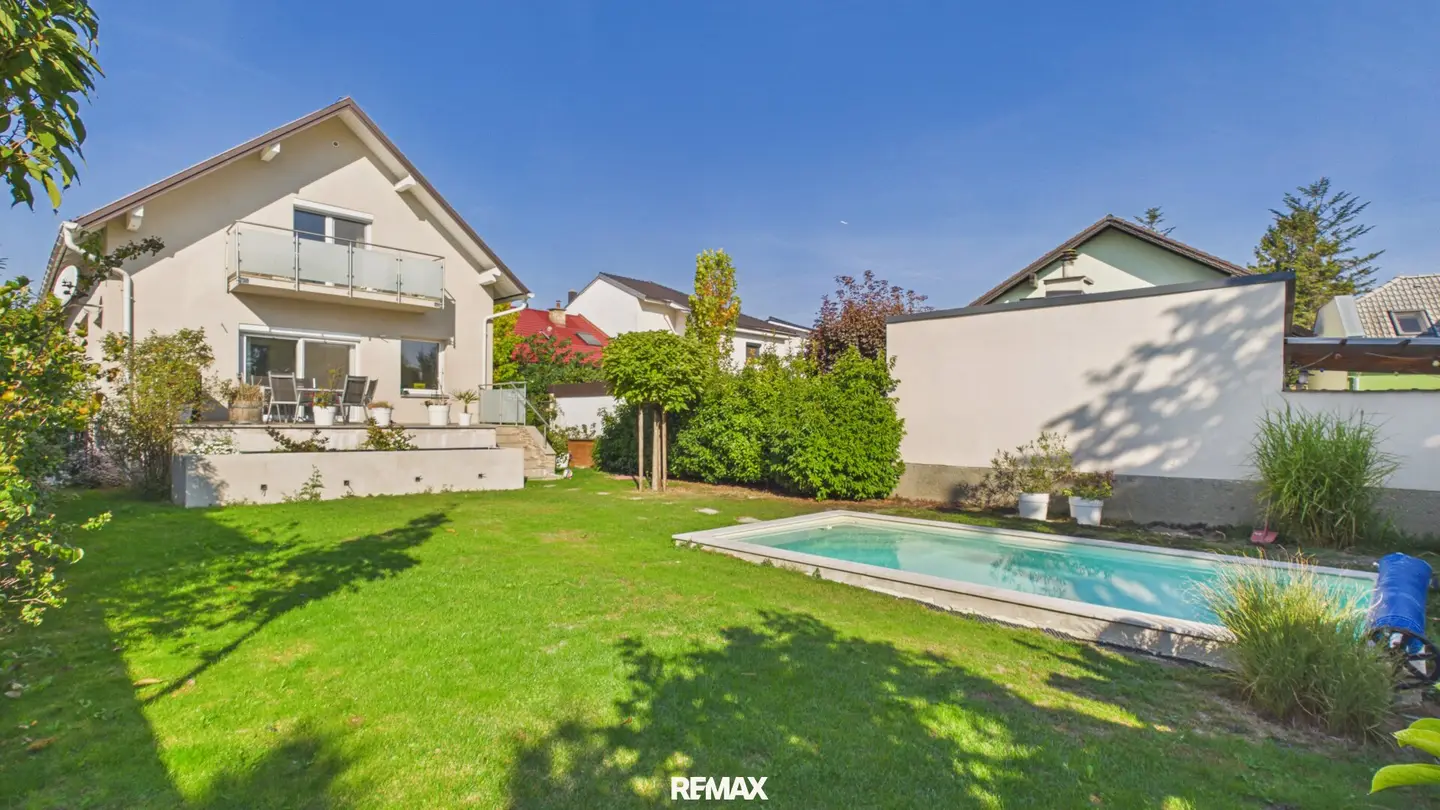 Einziehen &amp; Wohlfühlen! Saniertes Einfamilienhaus mit Pool und Traumgarten