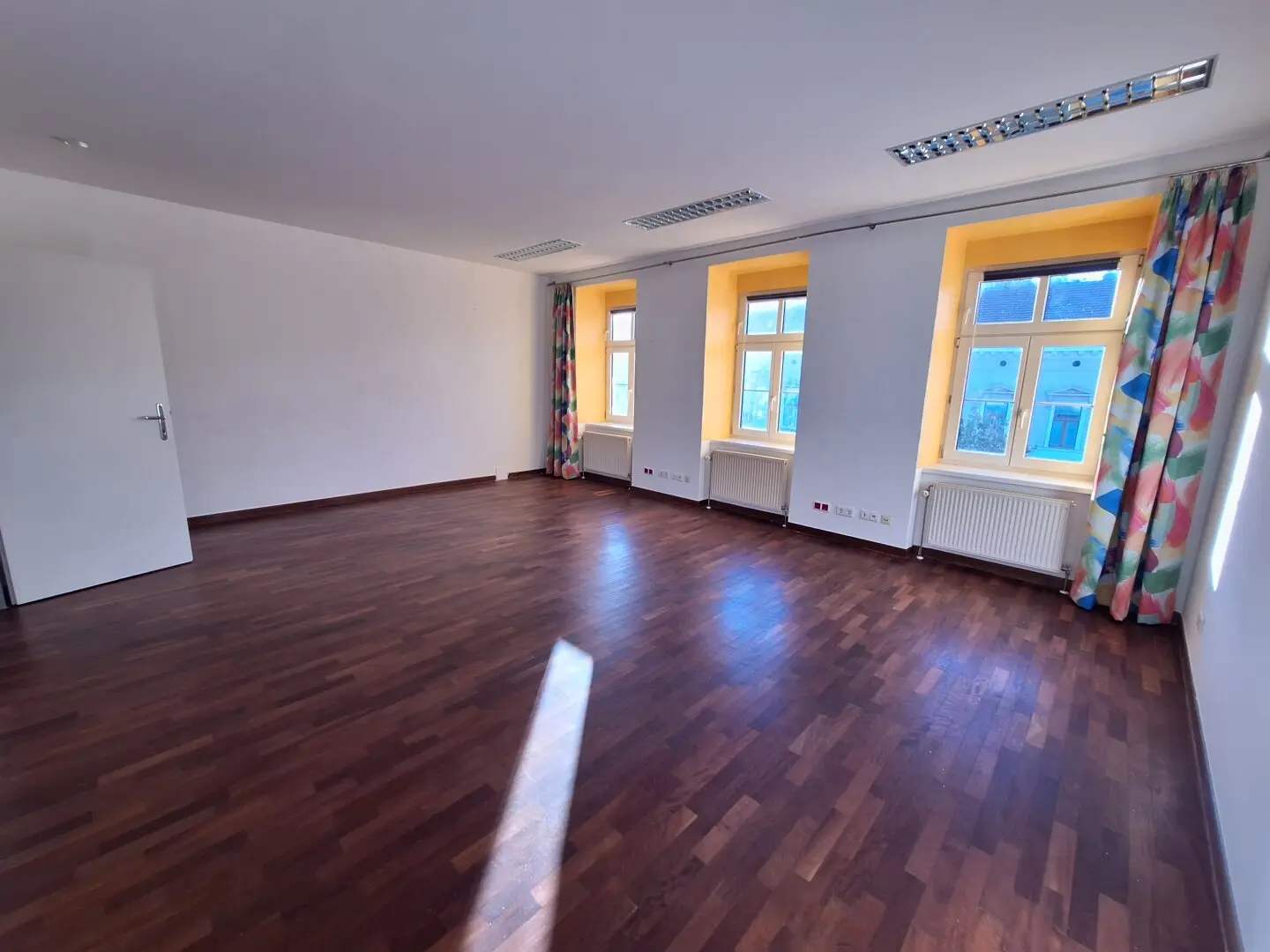 360° Tour / Zentral begehbares, geräumiges 5-Zimmer-Neubau-Büro/Praxis in zentraler Lage von Klosterneuburg