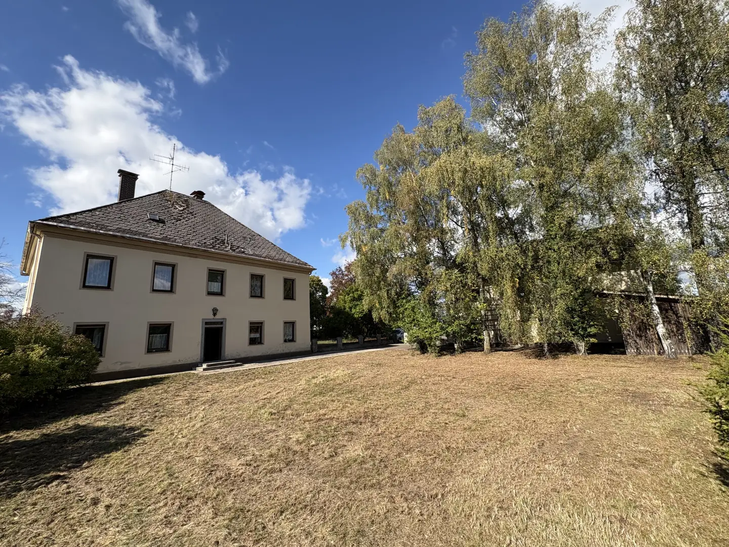 Wohnhaus mit Nebengebäude und landwirtschaftlichen Nutzgrund