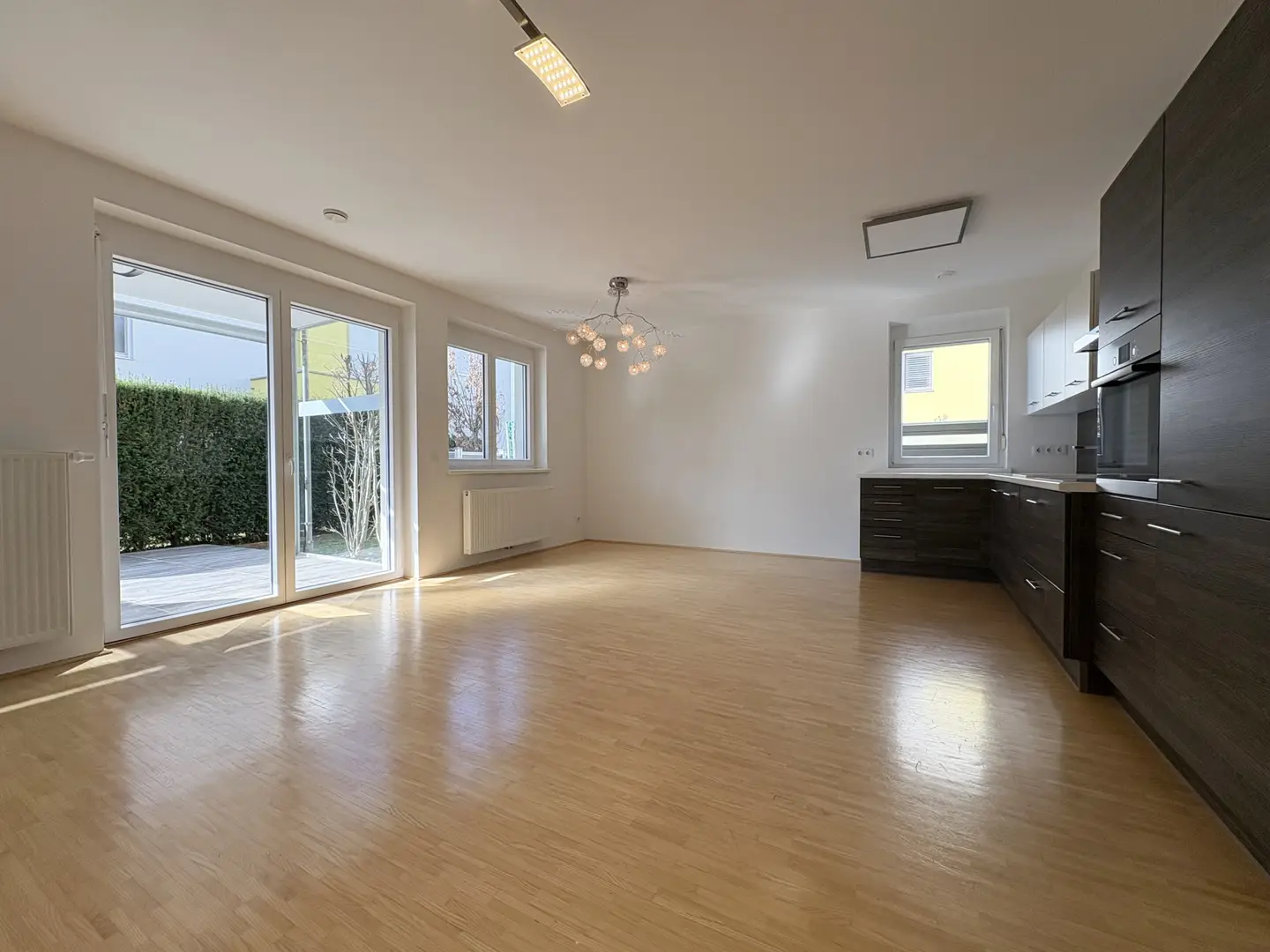 Moderne Wohnung mit Privatgarten und Tiefgarage