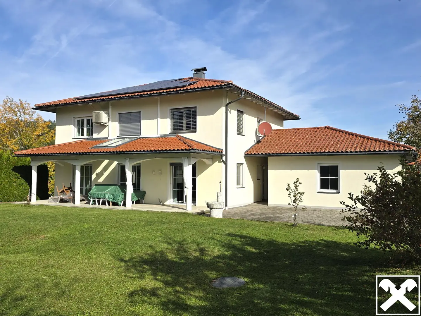 Hochwertig ausgestattete Gartenwohnung mit großer Terrasse und Doppelgarage