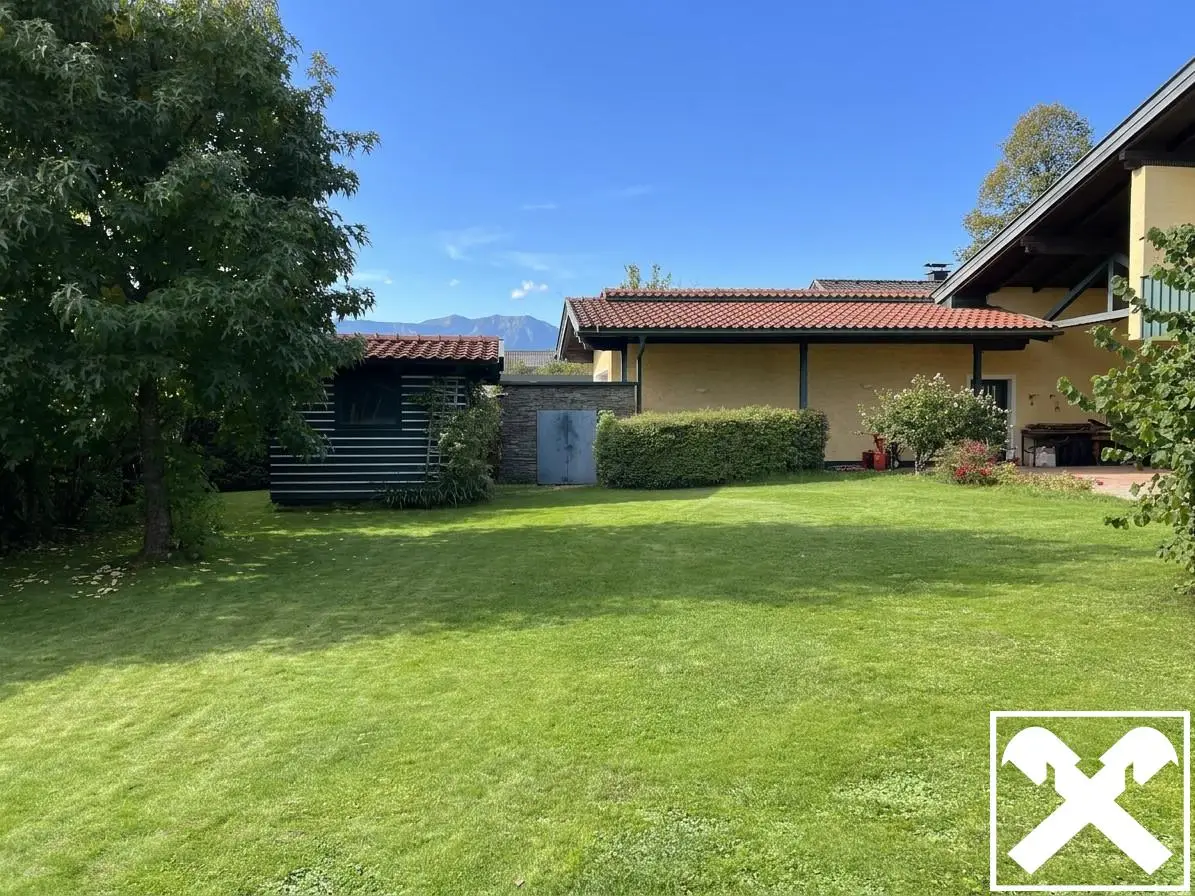 Garten mit Gartenhütte und Garage