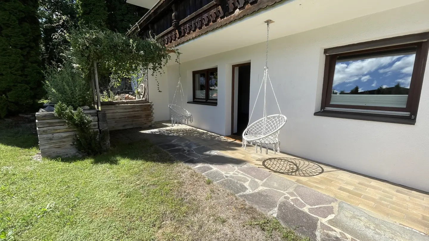 Souterrainwohnung mit privatem Garten und Garage