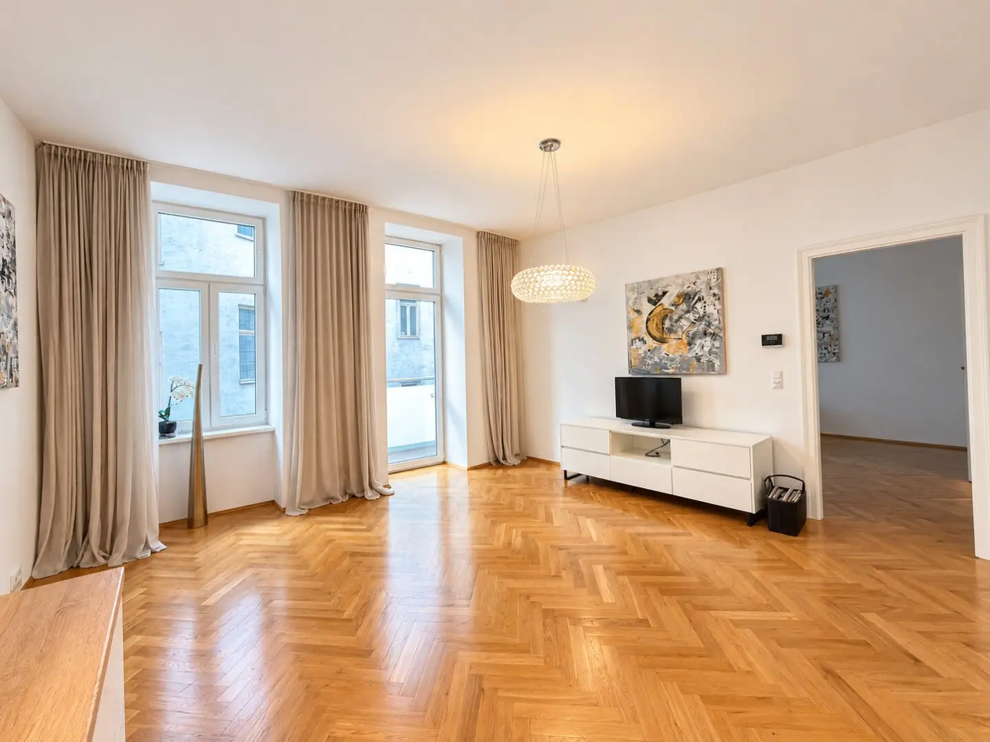 Modernisierte 2-Zimmer-Altbauwohnung mit 9 m² Balkon nahe dem Belvederegarten