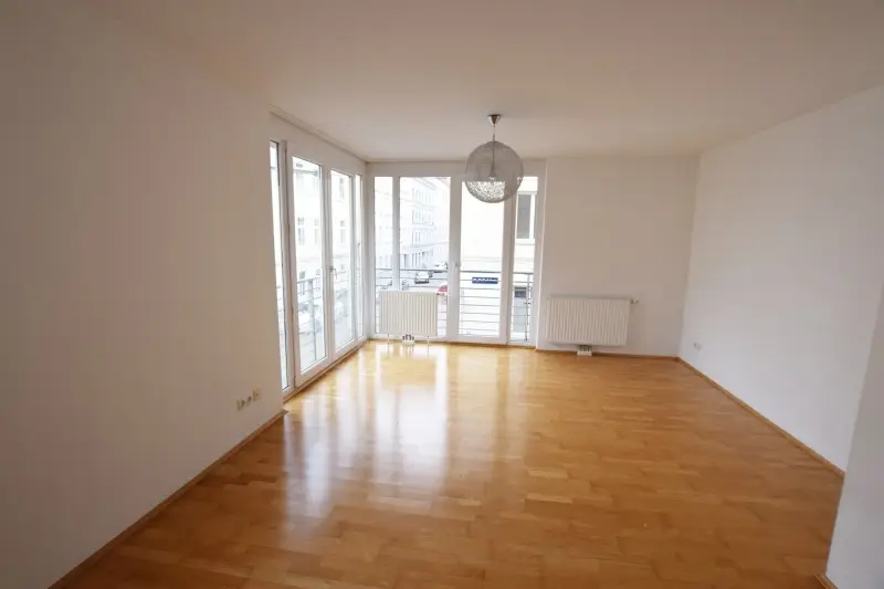 Helle Neubauwohnung mit Aufzug und französischen Balkonen
