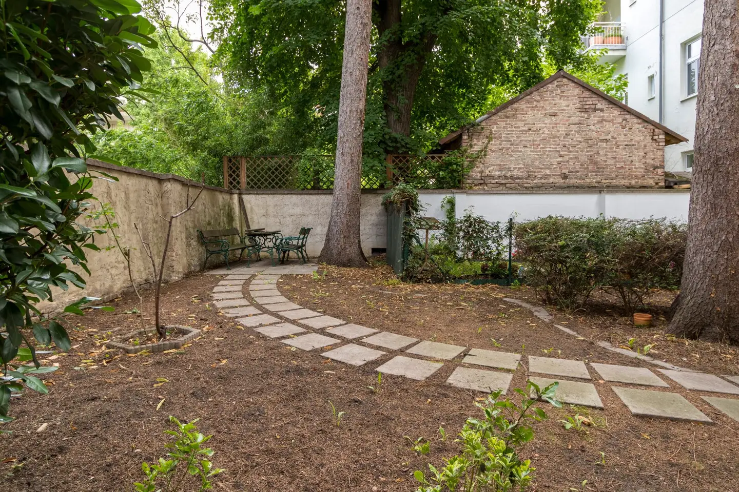 Renovierungsbedürftige Wohnung mit Charakter und Eigengarten!