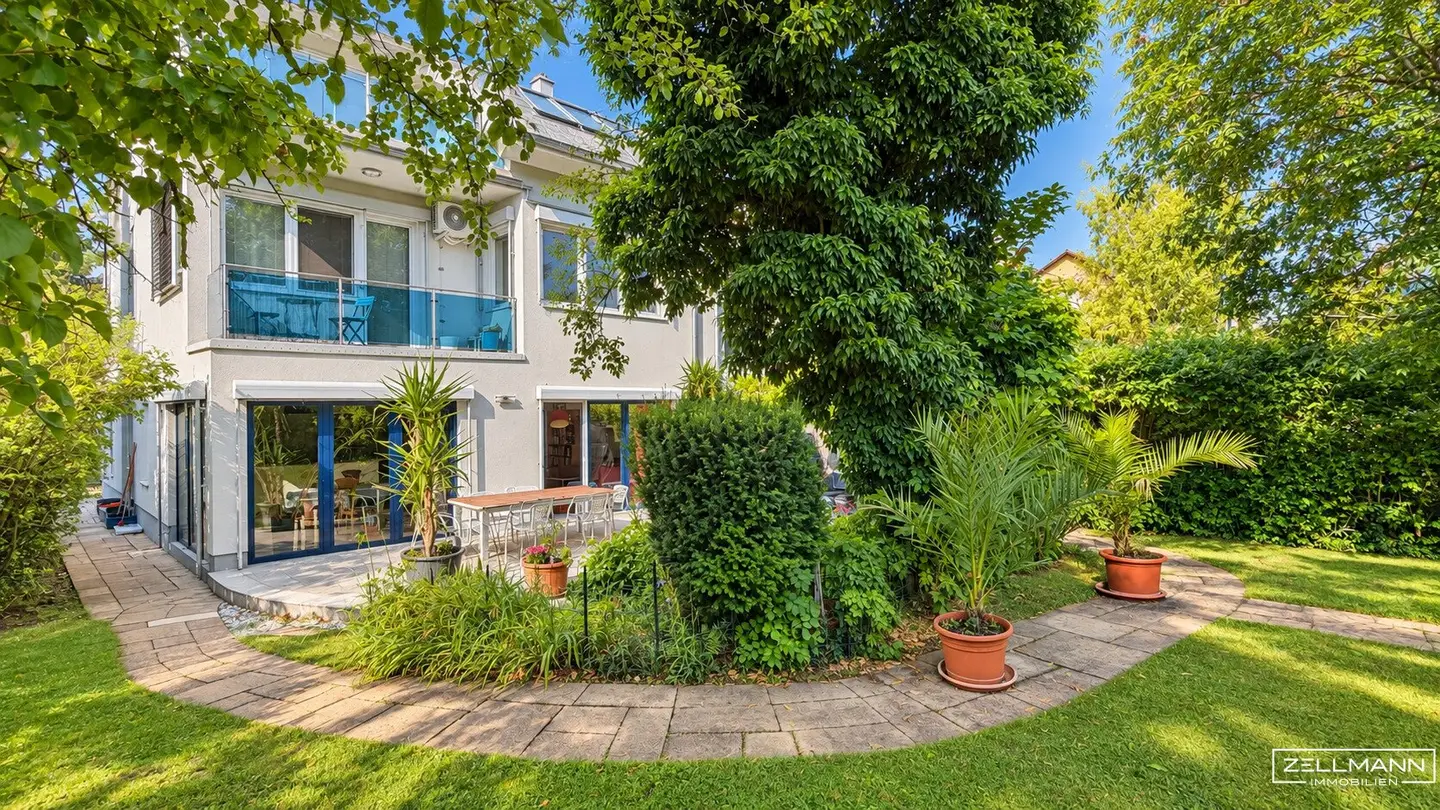 EIN ZUHAUSE FÜR ALLE GENERATIONEN! Traumhafter Familiengrundriss, privates Gartenparadies mit Pool &amp; Poolhaus | ZELLMANN IMMOBILIEN