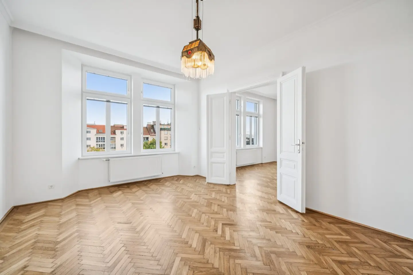 Lichtdurchflutete Altbauwohnung mit historischem Charme