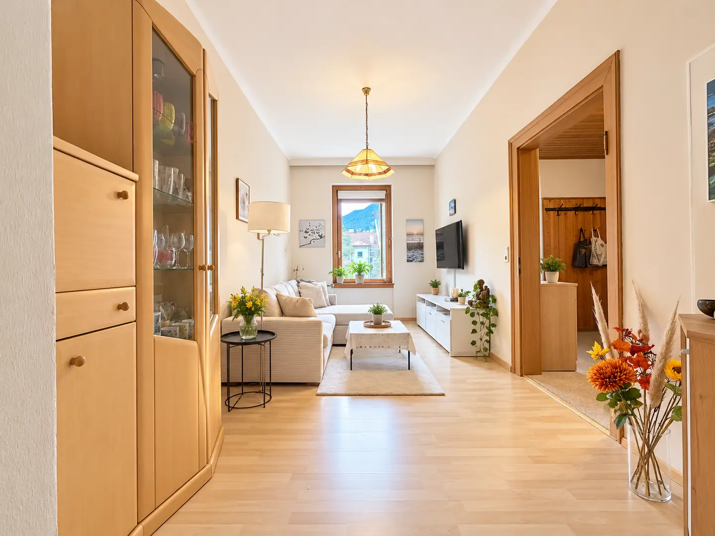 Helle Altbauwohnung mit Loggia in ruhiger Lage