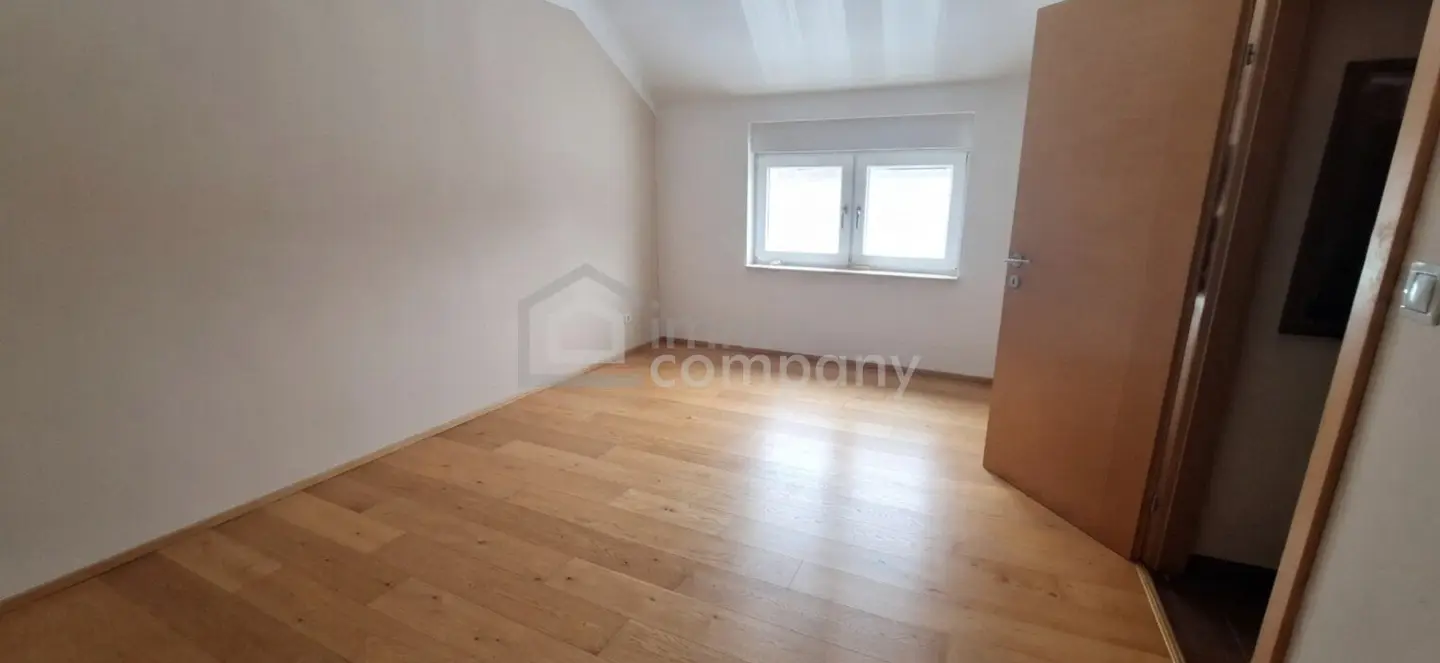 Bartler-Hit semi-detached house with large garden in good location in Liesing