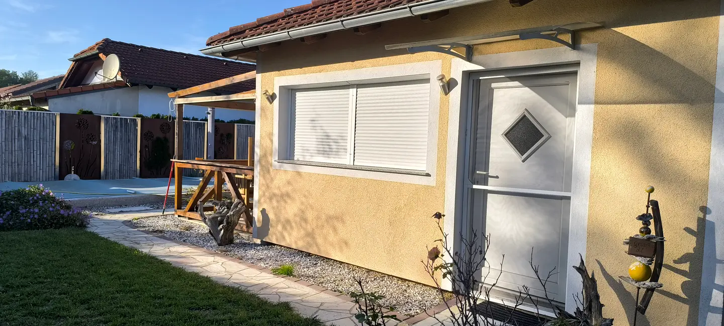 Ferienwohnung mit privatem Pool direkt am See