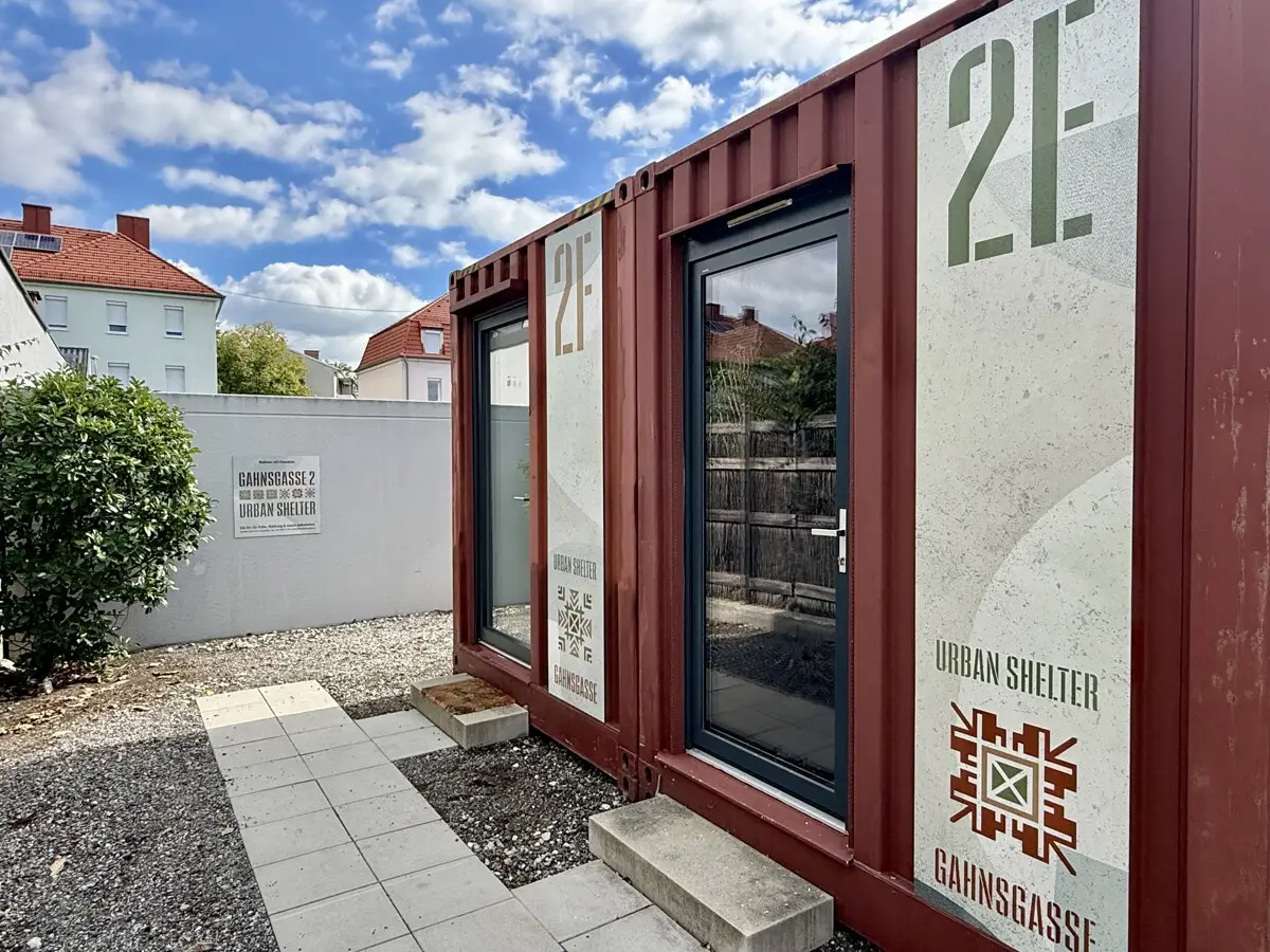 Helle Erdgeschosswohnung mit Terrasse und Parkplatz
