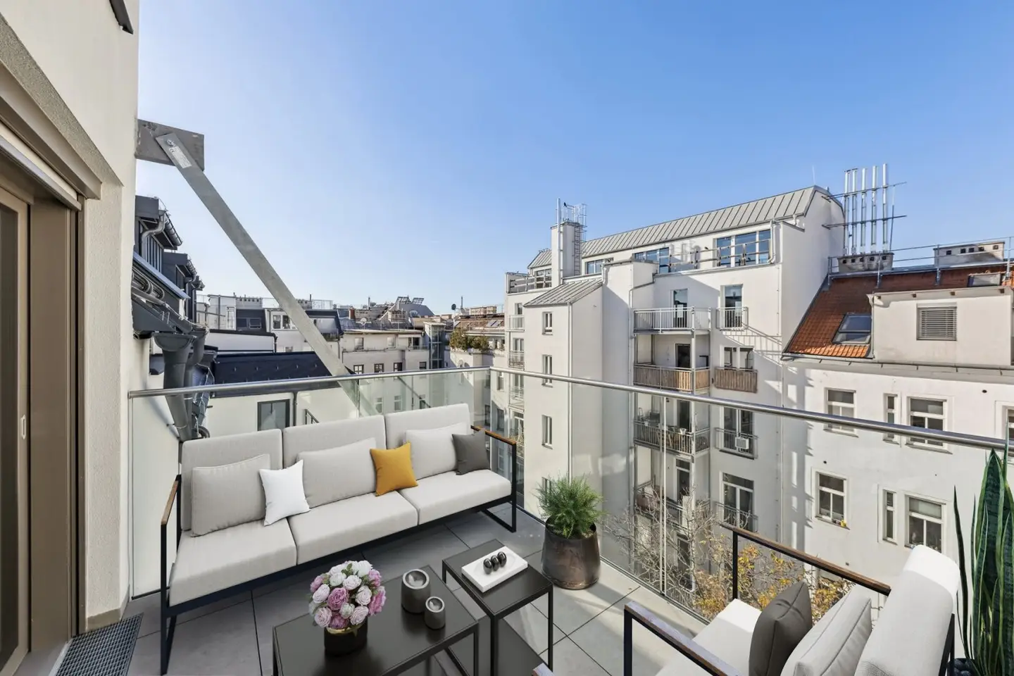 Luxusoase zum Erstbezug: Architekten-Dachgeschosswohnung mit 6 Zimmern