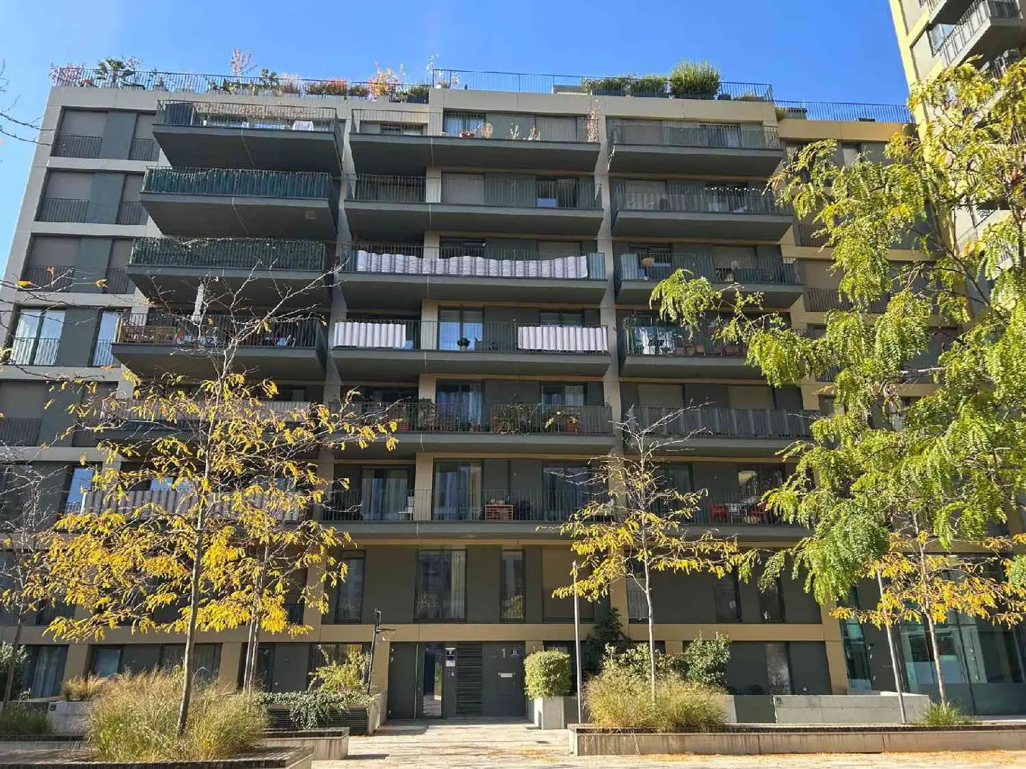 Lichtdurchflutete Neubauwohnung mit Balkon