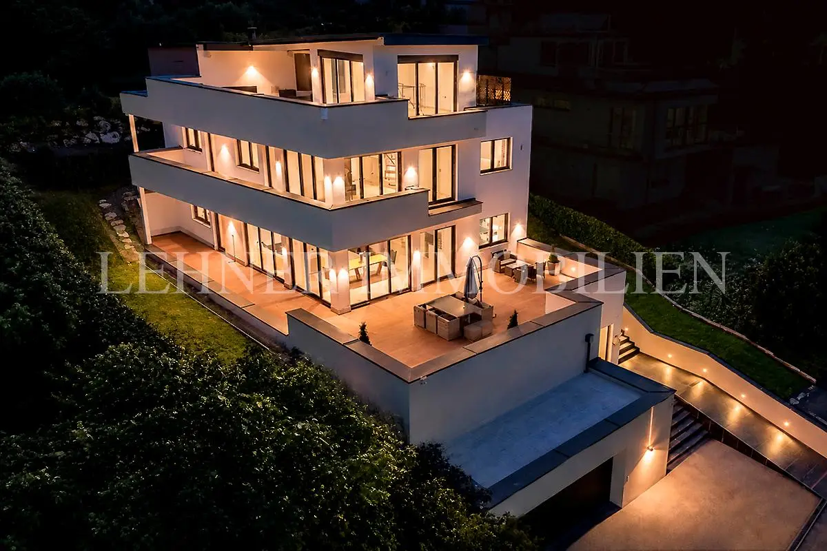 Hochwertige Familienwohnung mit Dachterrasse und eigener Praxis