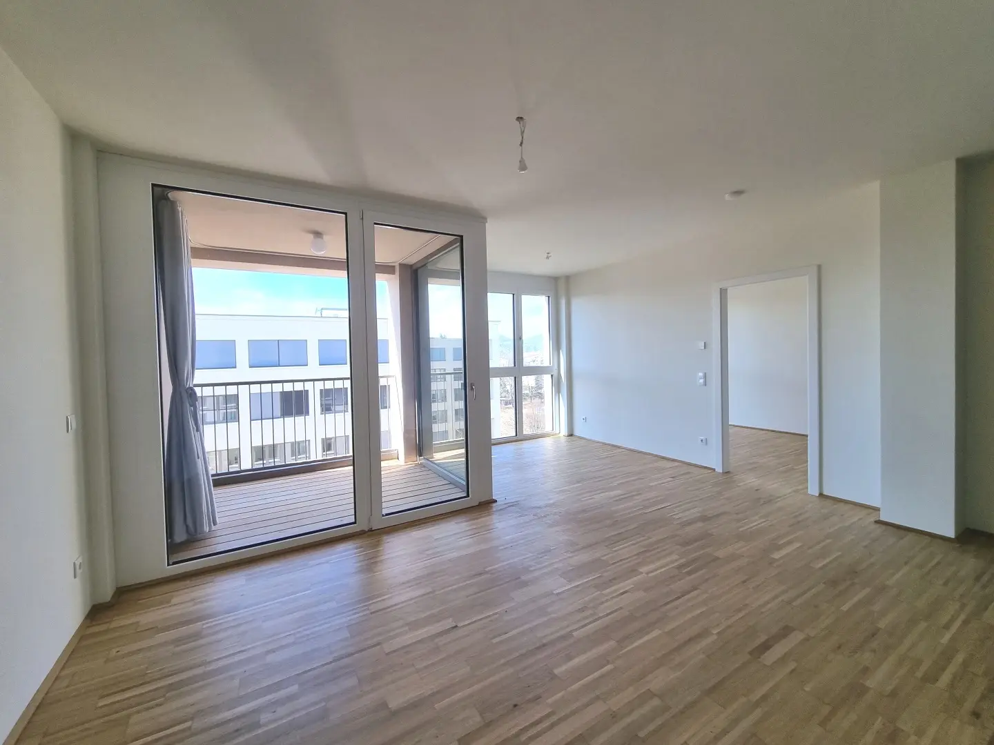 Lichtdurchflutete Neubauwohnung mit Loggia und Lift