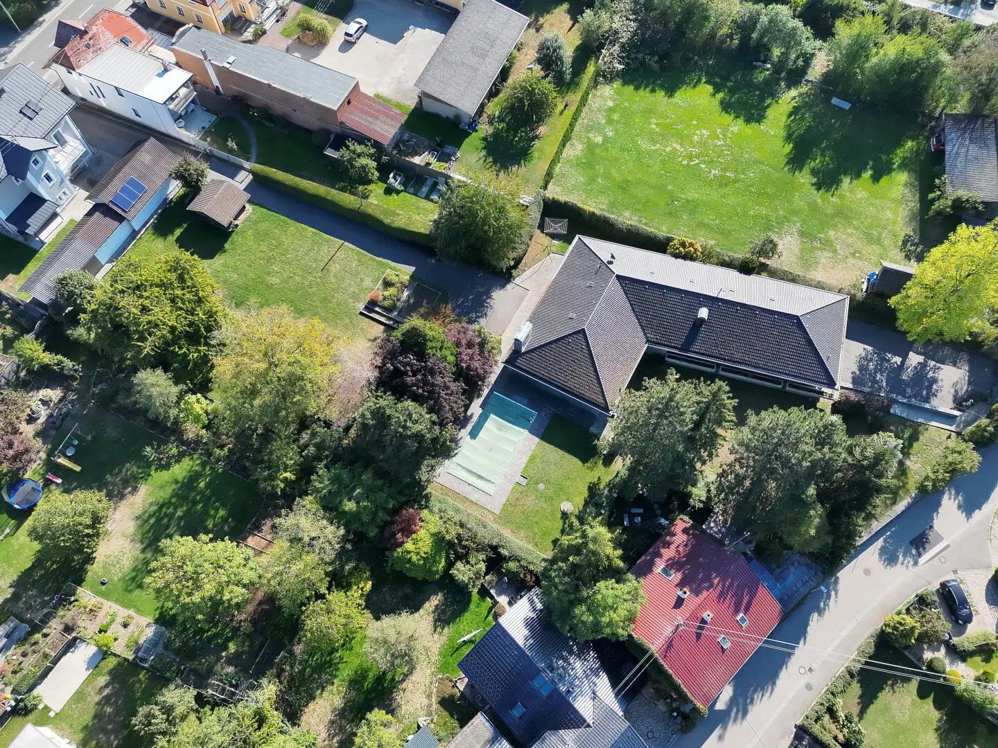 Architektonisch gestaltetes Wohnhaus mit Vollunterkellerung und Doppelgarage