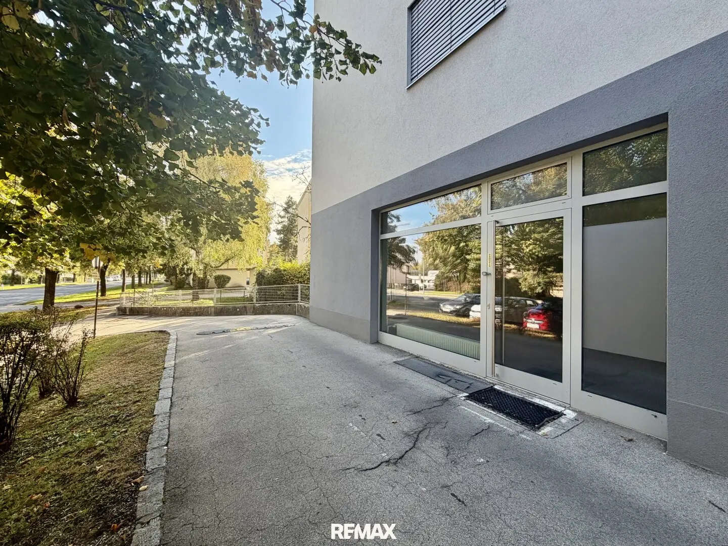 64 m² usable area for commercial space