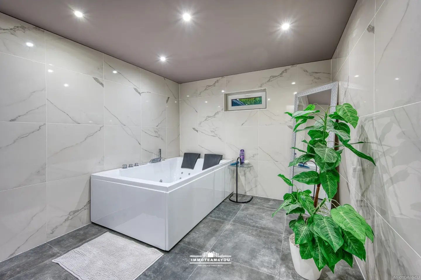 Modernes Badezimmer