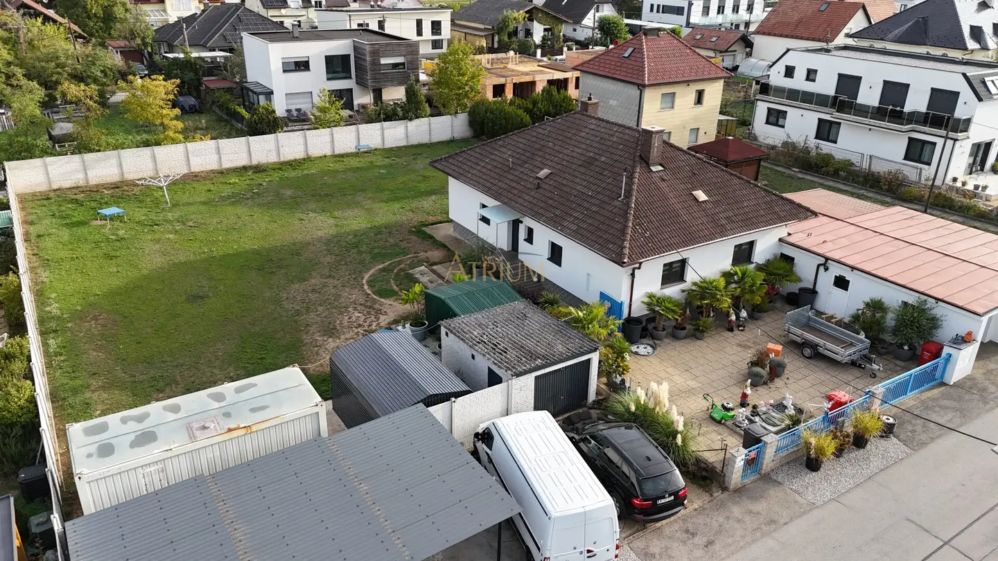 Well maintained bungalow with garden and multiple parking spaces in Gerasdorf, 4 rooms, 105m²