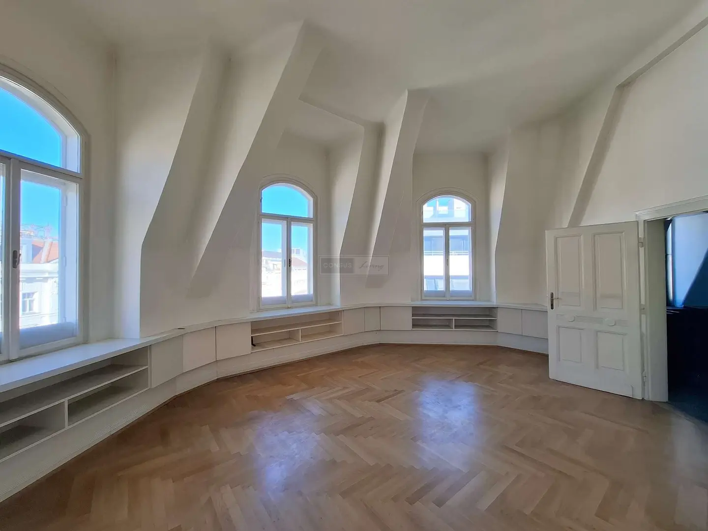 Top floor apartment with representative tower room and balcony near Neubaugasse