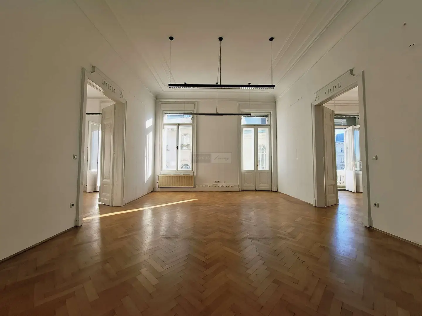 Repräsentative Wohnung mit Balkon und Blick auf Karlskirche