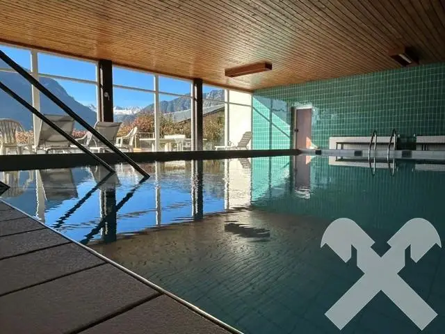 Hallenbad mit Ausblick auf den Dachstein