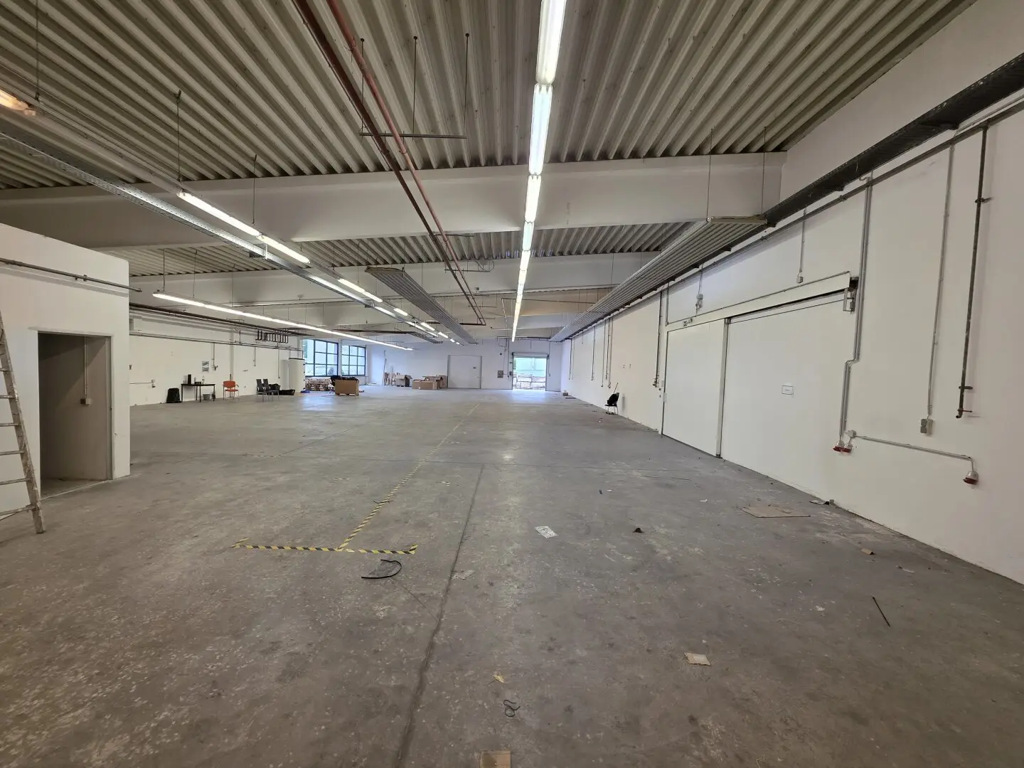 Storage and production hall approx. 640 m² | 6 m height | ramp | 24/7 access – Markt Piesting