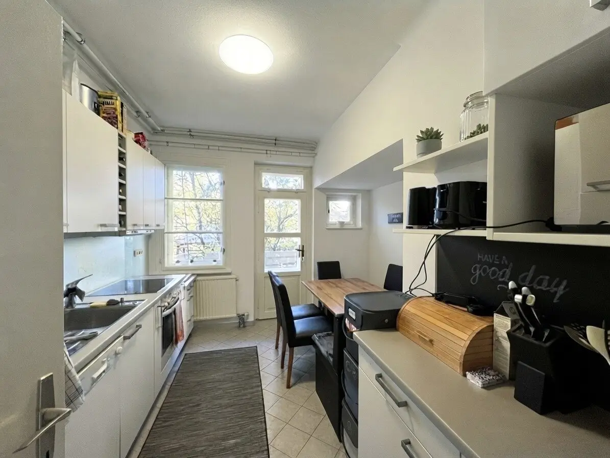 Central location: 4 room apartment with kitchen and balcony