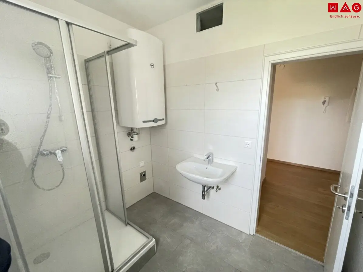 Super geräumige 3 Zimmer Wohnung, neues Bad, große Loggia, zentrumsnah