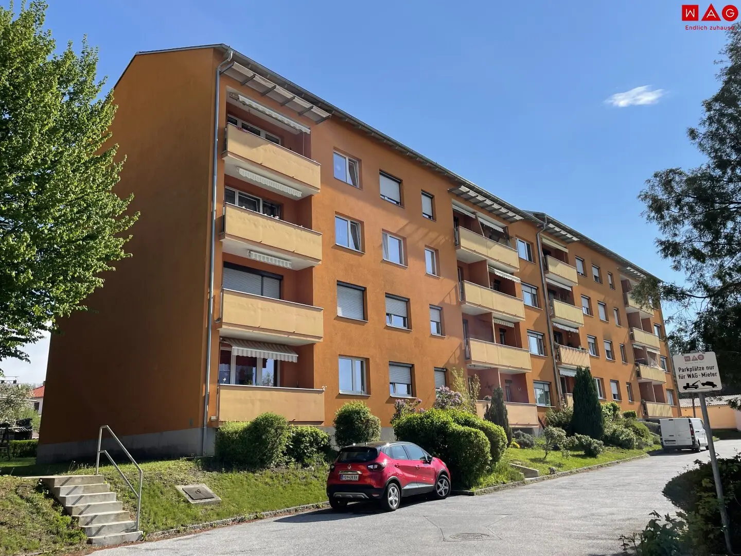 Siedlung Parkplatzseite
