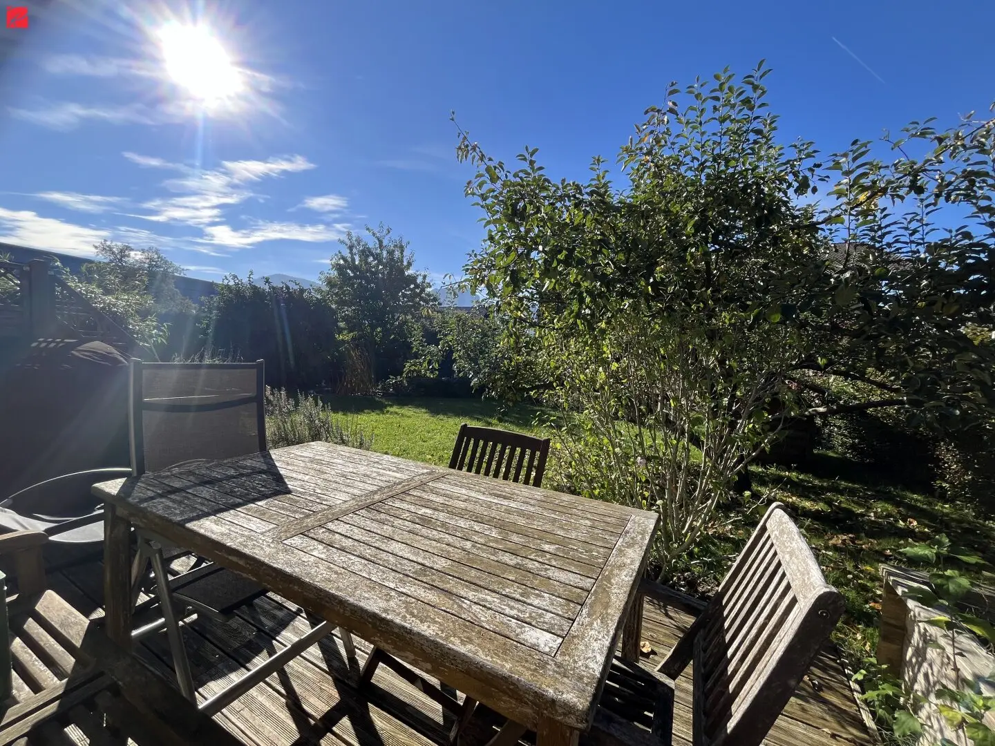 Blick von der Terrasse in den Garten