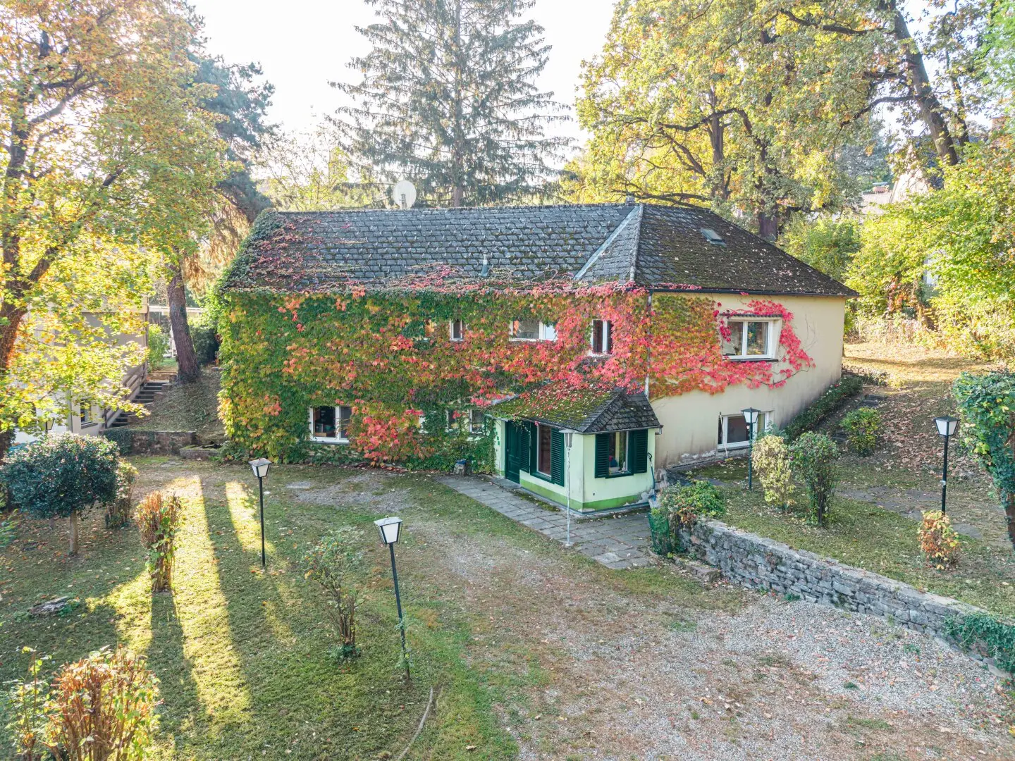 Wohnen am Ruckerlberg: Charakterhaus mit Nebengebäude, Garagen und Büro