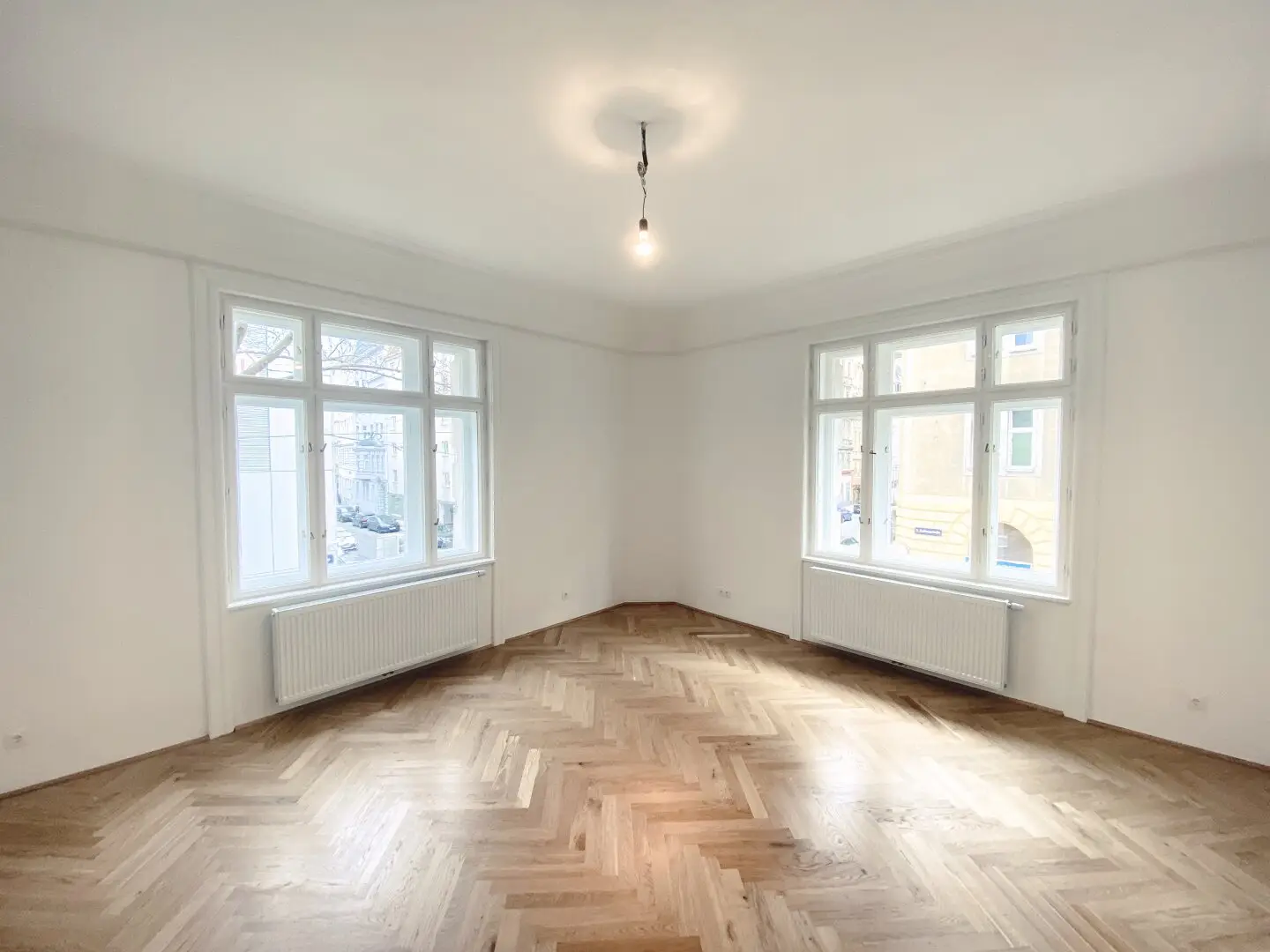 NEU! Rarität! ERSTBEZUG! WG-Geeignete 5 Zimmerwohnung! Stuck an den Decken!