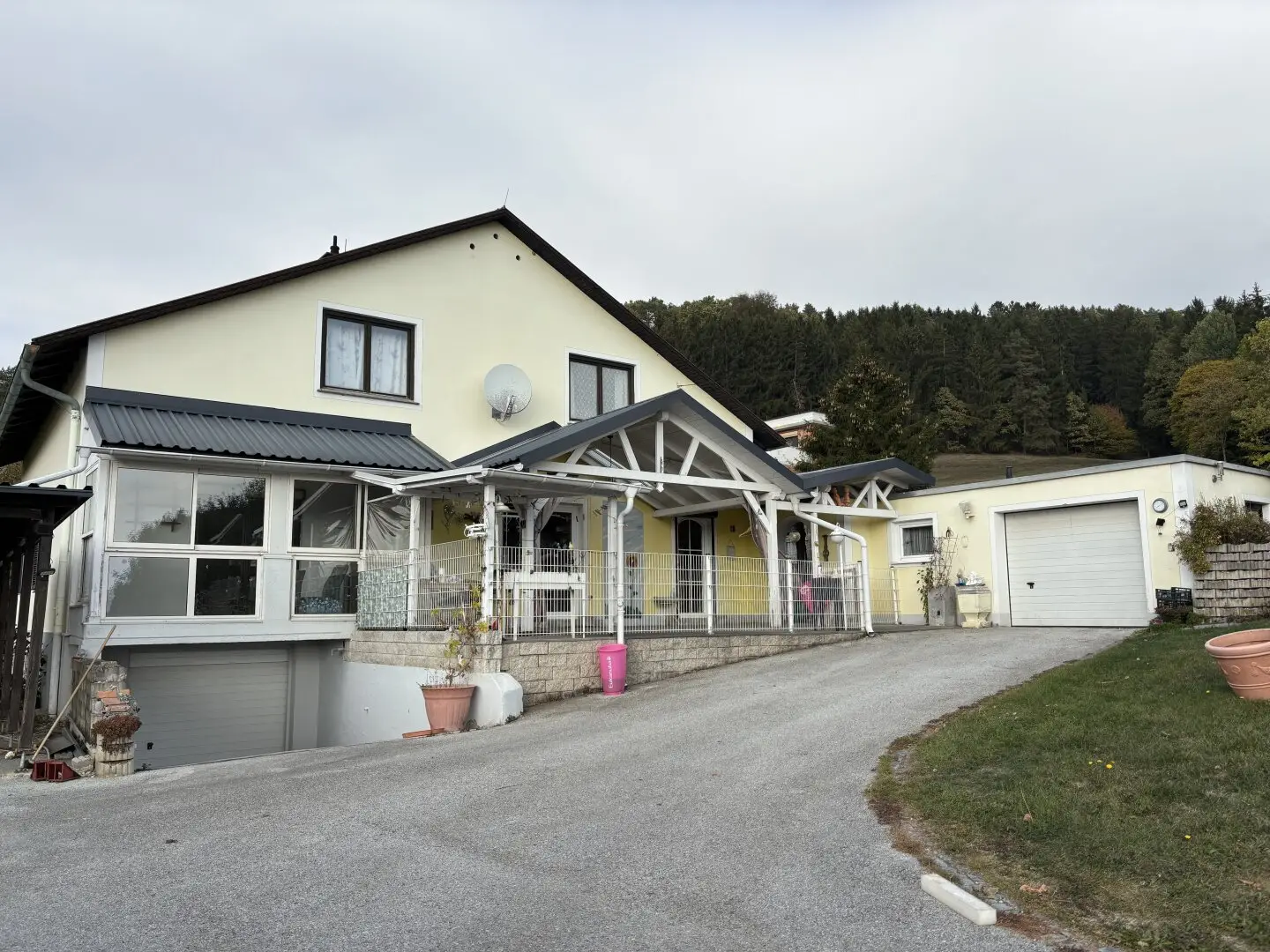 Einfamilienhaus mit großer Terrasse und Wintergarten