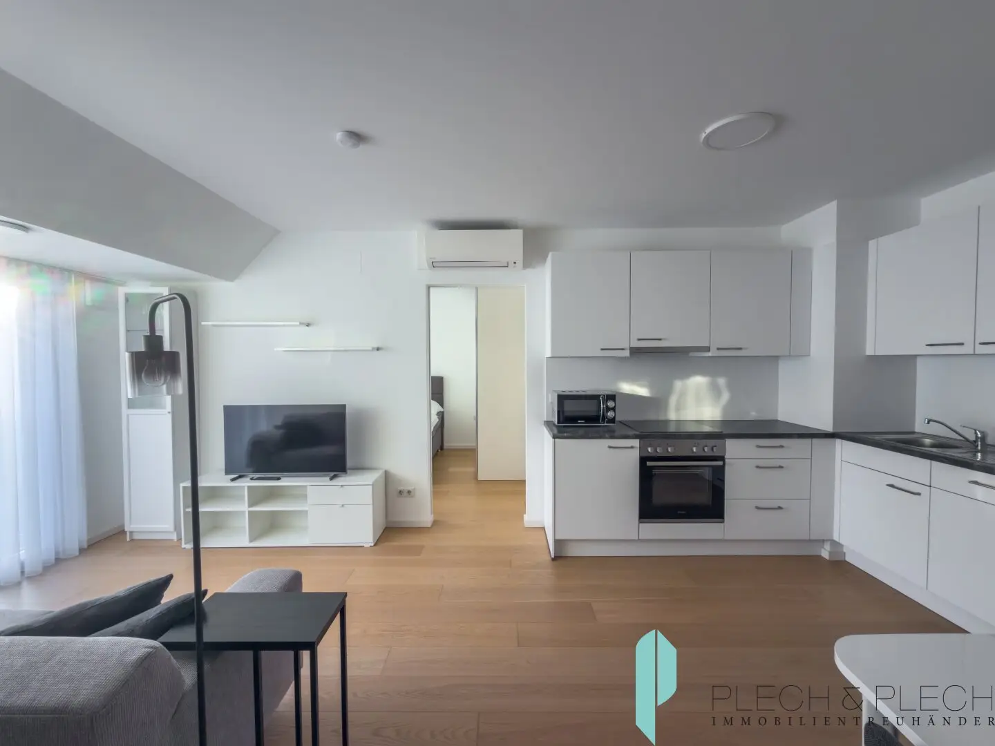 Neuwertige 2-Zimmer-DG-Wohnung mit Klimaanlage | U3 nur 1 Min. entfernt