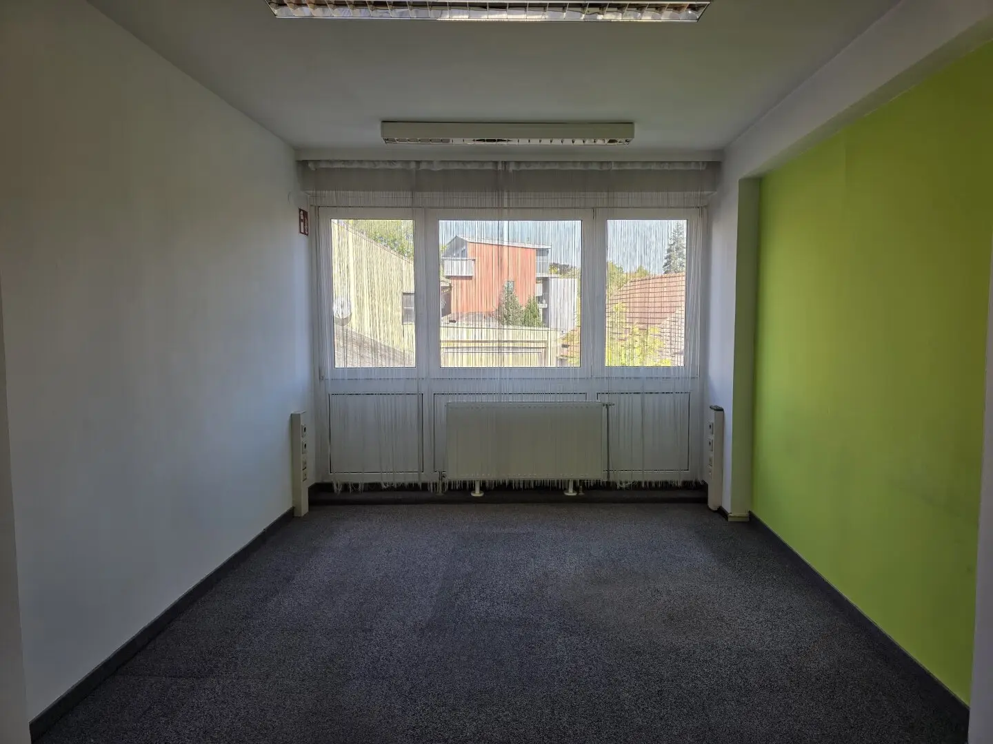 MITTEN in Stockerau: Dieses ruhig gelegene Büro punktet mit Klimaanlage &amp; nur 7 Gehminuten zum Bahnhof!