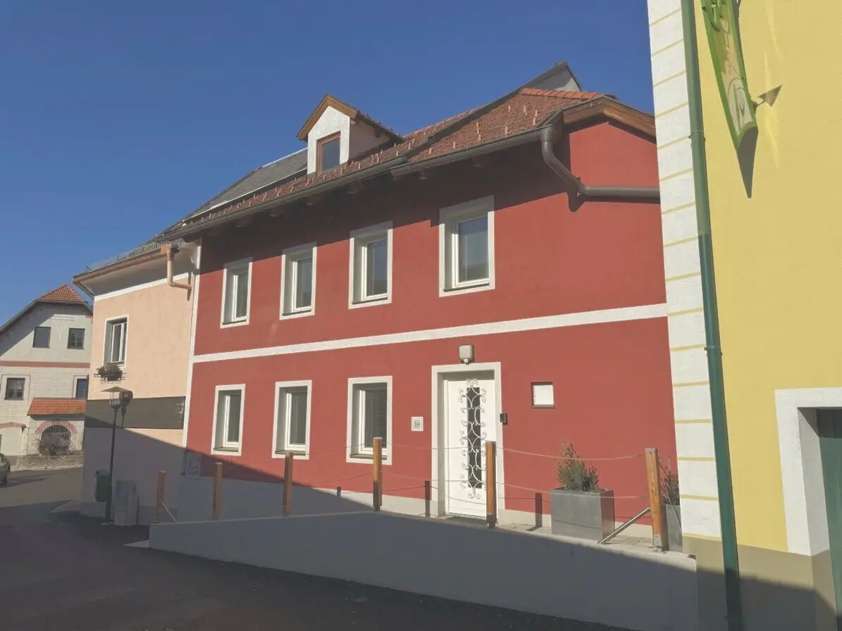 Modernisierte Altbauwohnung mit großer Terrasse und Einliegerbereich