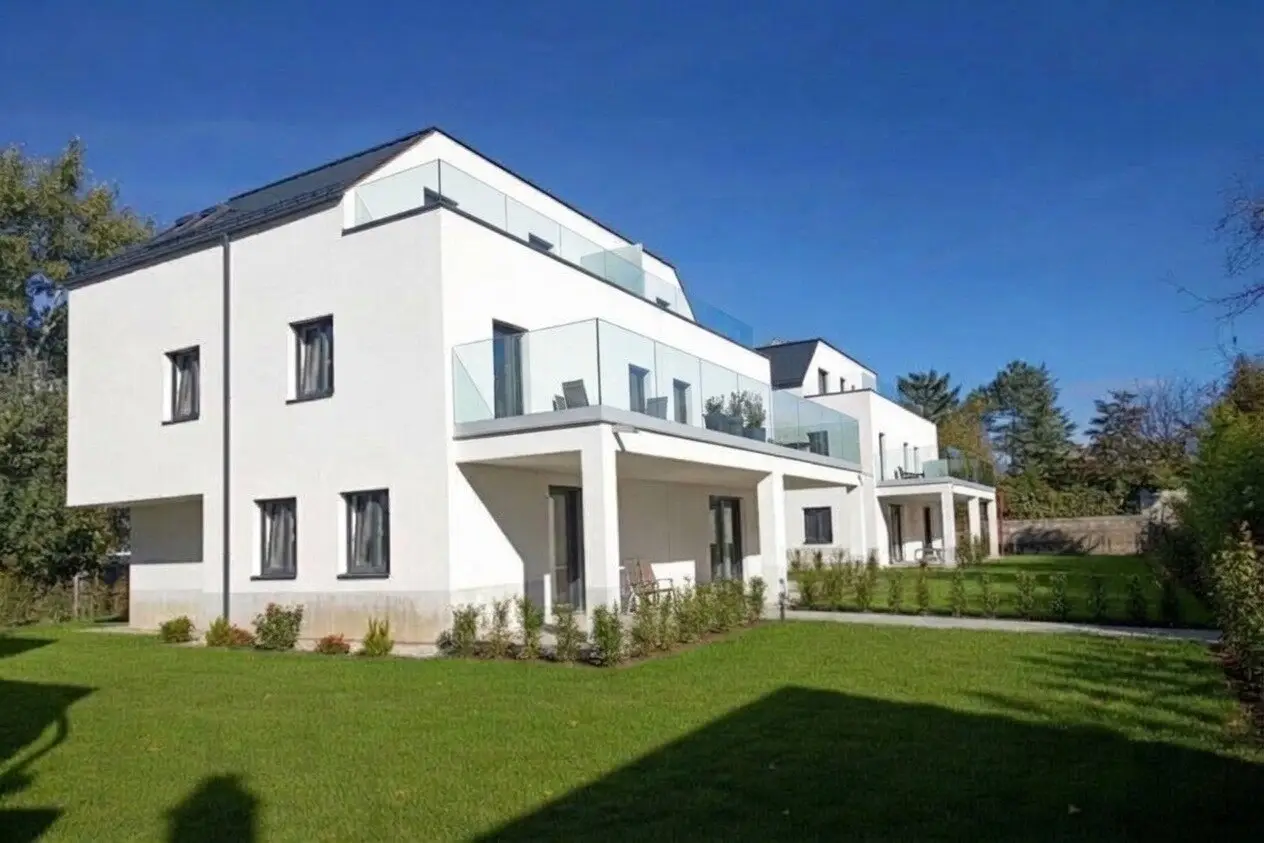 AKTION BIS 31.12.2026 – PROVISIONSFREI FÜR KÄUFER! SCHLÜSSELFERTIGE DOPPELHAUSHÄLFTE MIT GARTEN &amp; DACHTERRASSE