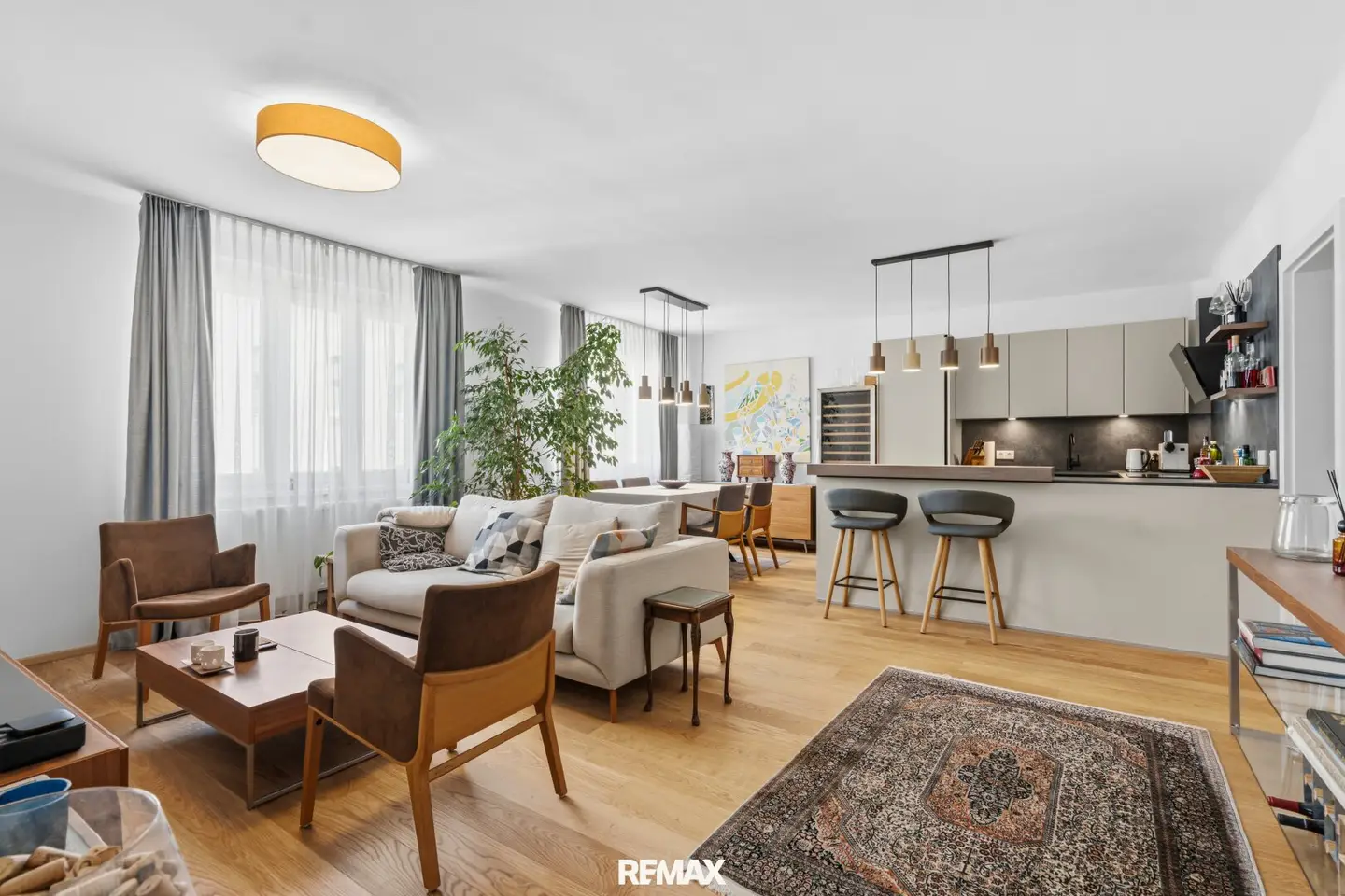 Exklusives Wohnjuwel nahe Naschmarkt – Top-sanierte 2-Zimmer-Wohnung mit Wohnküche.