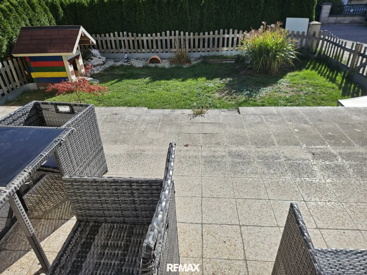 Blick auf Terrasse und Garten