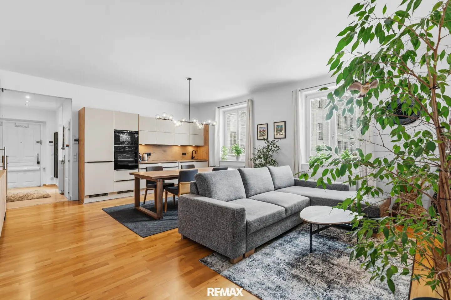 Stilvolles Urban Living: sanierte 4-Zimmer Wohnung am Südtiroler Platz!
