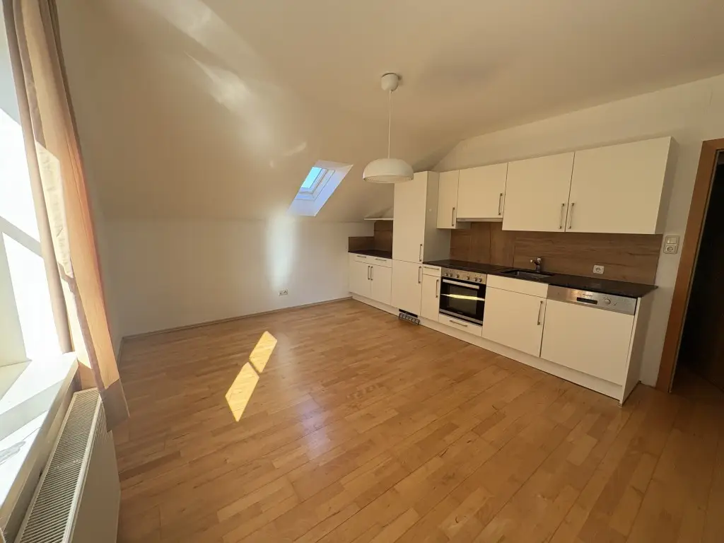 Well laid out Dachgeschosswohnung with fitted kitchen